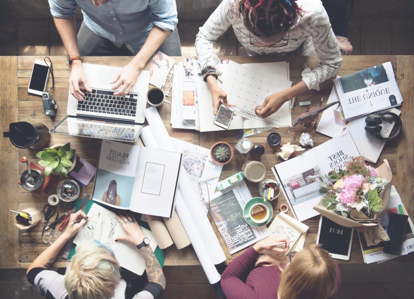 Espace de travail avec graphiques d'analyse financière et ordinateur portable