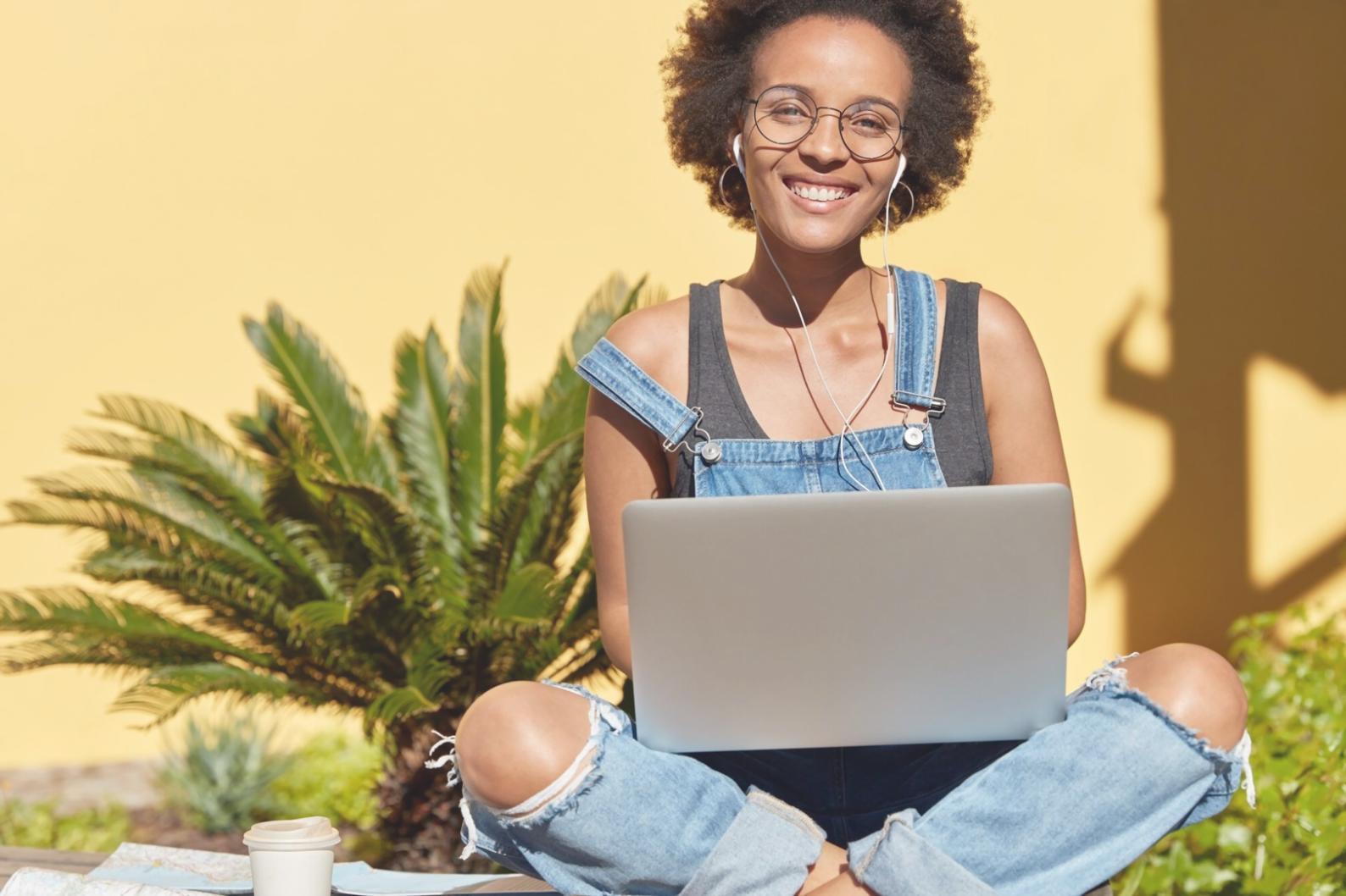 Espace de travail collaboratif moderne avec outils d'analyse financière